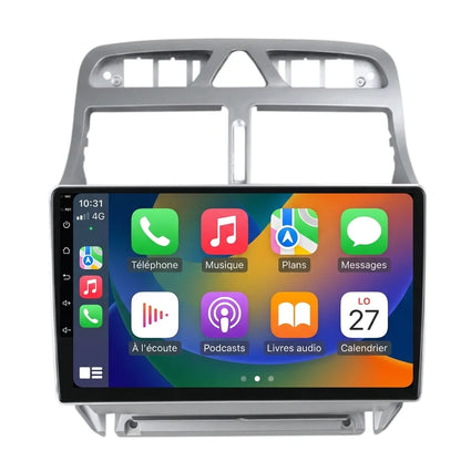 Autoradio CarPlay Peugeot 307 CC écran tactile 9 pouces avec façade gris argent, vue de face sur fond blanc