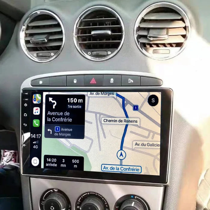 Autoradio CarPlay 9 pouces façade grise installé dans le tableau de bord d'une Peugeot 308, sous les aérateurs ronds