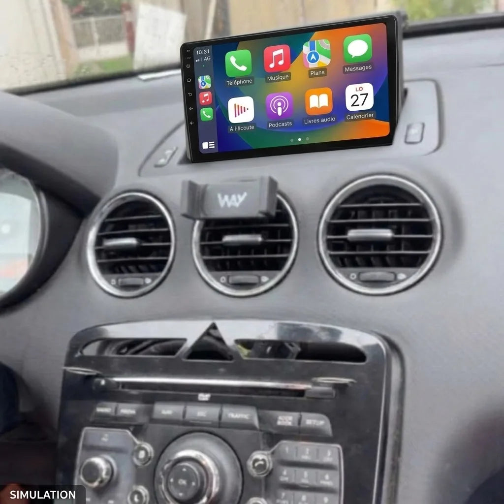 Simulation : écran CarPlay 9 pouces installé en haut de la planche de bord d'une Peugeot 308 équipée du NG4, le poste à clavier reste en place dans la console