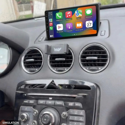 Simulation : écran CarPlay 9 pouces installé en haut de la planche de bord d'une Peugeot 308 équipée du NG4, le poste à clavier reste en place dans la console