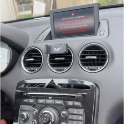 Avant : tableau de bord d'origine d'une Peugeot 308 équipée du NG4 / WIP Com 3D, écran couleur en haut et poste à clavier dans la console (photo réelle)