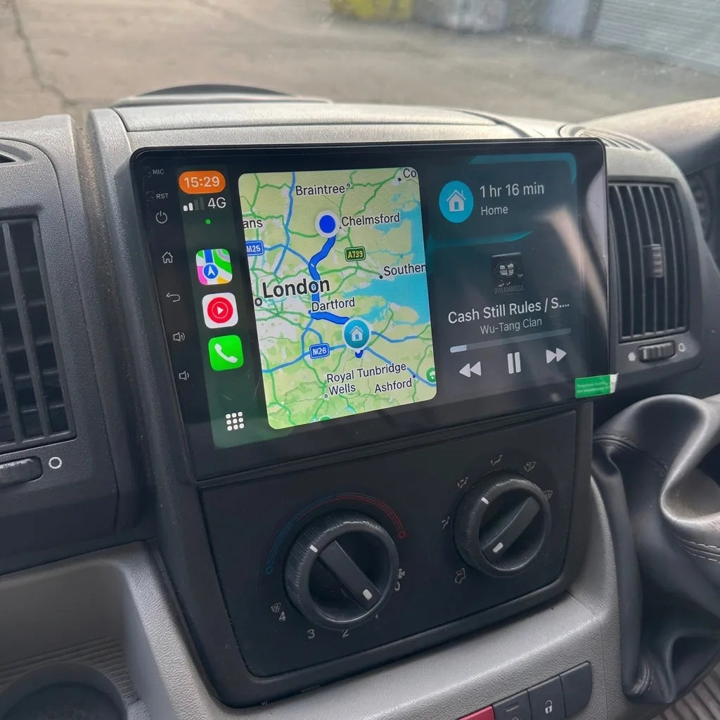 Autoradio CarPlay 9 pouces installé dans la console d'un Peugeot Boxer