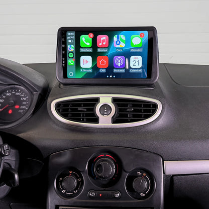 Autoradio CarPlay 9 pouces installé en haut du tableau de bord d'une Renault Clio 3 2005-2014, à la place de l'afficheur d'origine, au-dessus des aérateurs