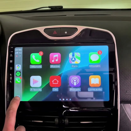 Autoradio CarPlay 10.1 pouces installé dans le tableau de bord d'une Renault Clio 4 phase 2 (2016-2019), interface Apple CarPlay