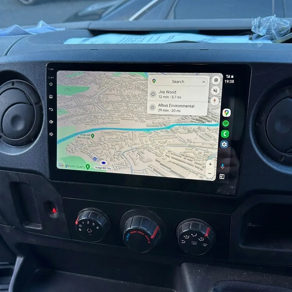 Autoradio CarPlay 10,1 pouces installé dans la console d'un Renault Master 3