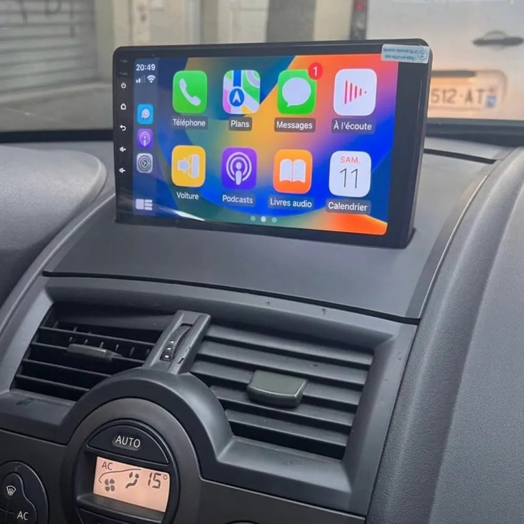 Autoradio CarPlay 9 pouces installé au sommet du tableau de bord d'une Renault Megane 2, interface Apple CarPlay en français, aérateurs et climatisation d'origine conservés