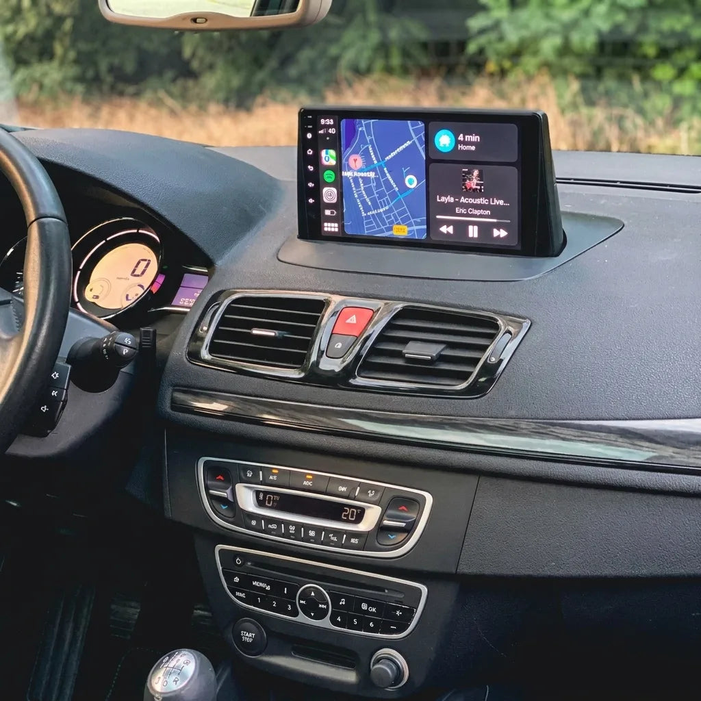 Autoradio CarPlay 9 pouces installé à la place de l'afficheur supérieur d'une Renault Megane 3 (2008-2016), navigation Apple CarPlay