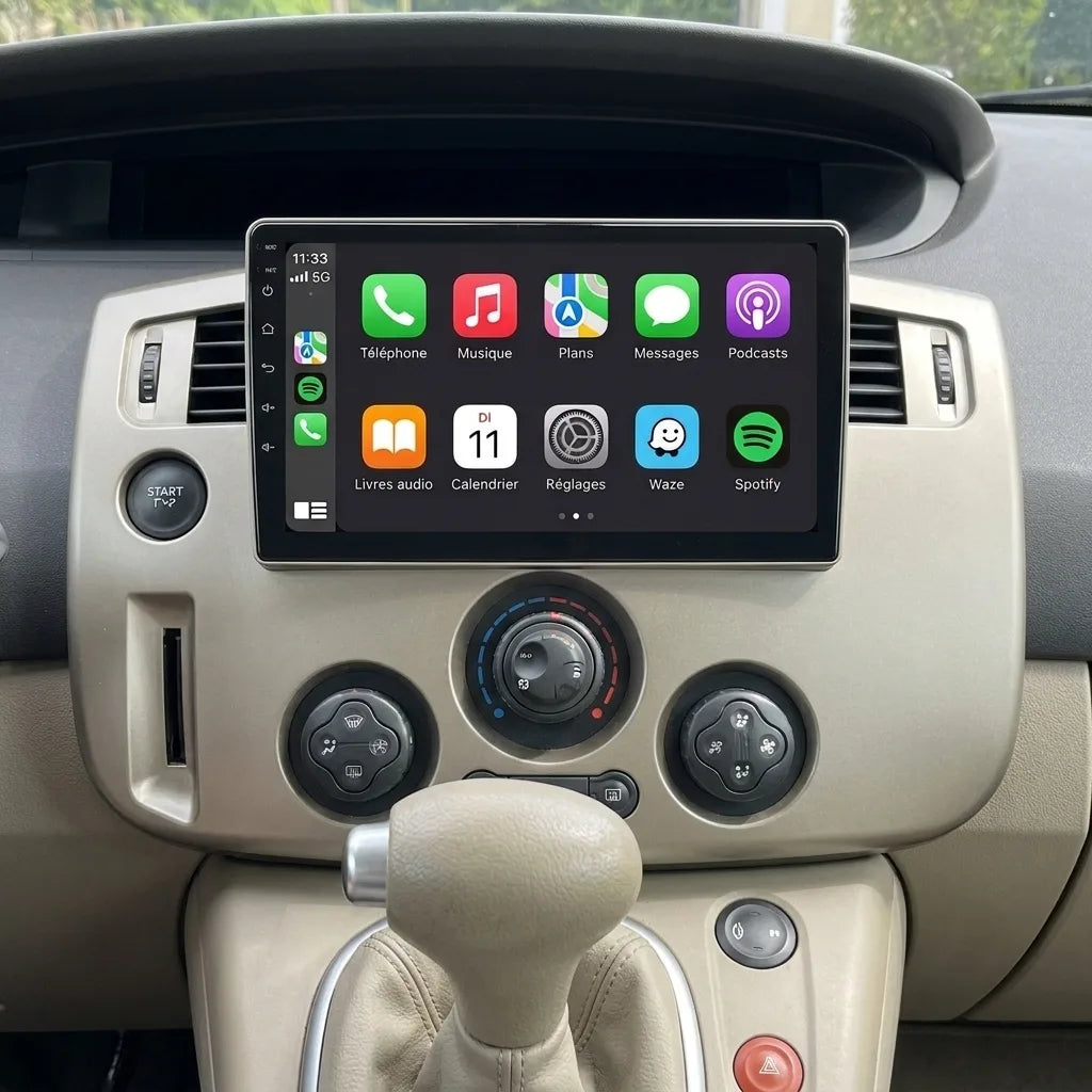 Autoradio CarPlay 9 pouces installé dans la console centrale d'un Renault Scénic 2, interface Apple CarPlay en français, commandes de climatisation d'origine conservées