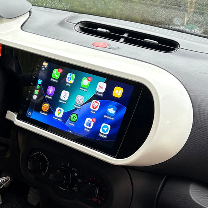 Autoradio CarPlay 9 pouces installé au centre de la planche de bord d'une Renault Twingo 3, CarPlay en français