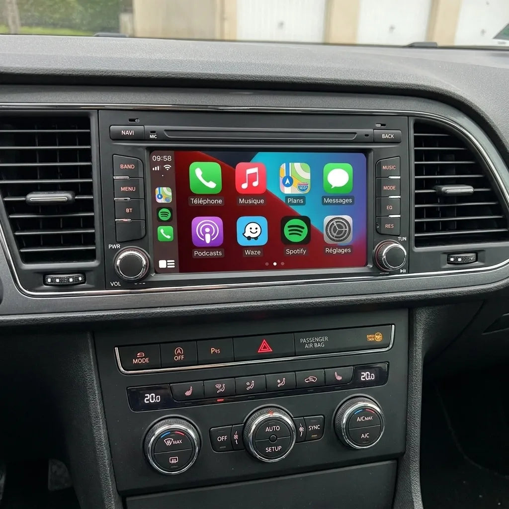 Autoradio CarPlay 7 pouces installé à la place de l'écran d'origine d'une Seat Leon 3, climatisation automatique en dessous