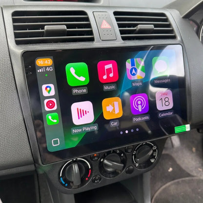 Autoradio CarPlay 9 pouces installé dans la console d'une Suzuki Swift 2 (2005-2010), aérateurs et climatisation d'origine conservés