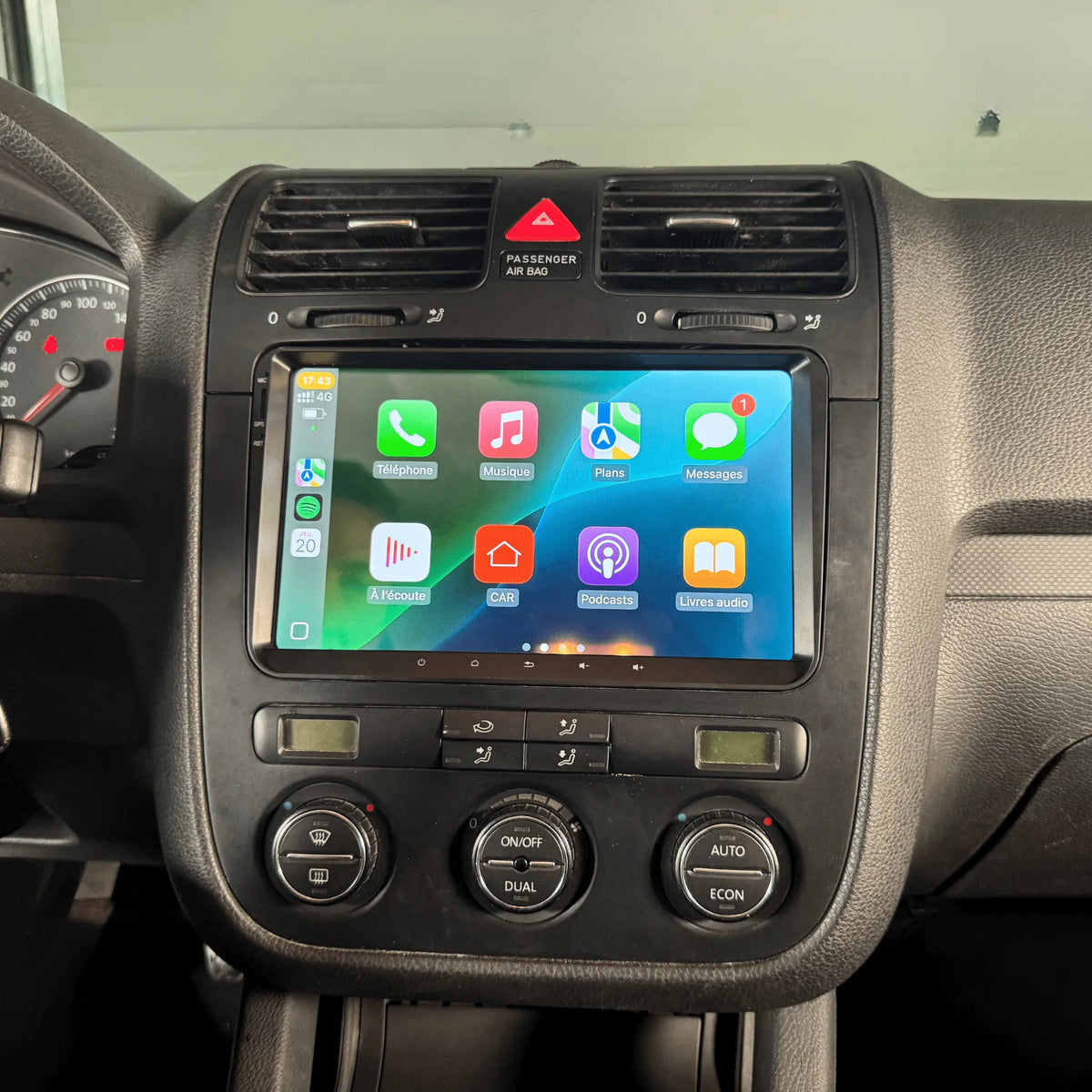 Autoradio CarPlay 9 pouces installé dans le tableau de bord d'une Volkswagen Golf 5, interface Apple CarPlay en français