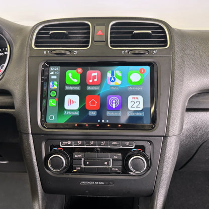 Autoradio CarPlay 9 pouces installé dans le tableau de bord d'une Volkswagen Golf 6, interface Apple CarPlay en français