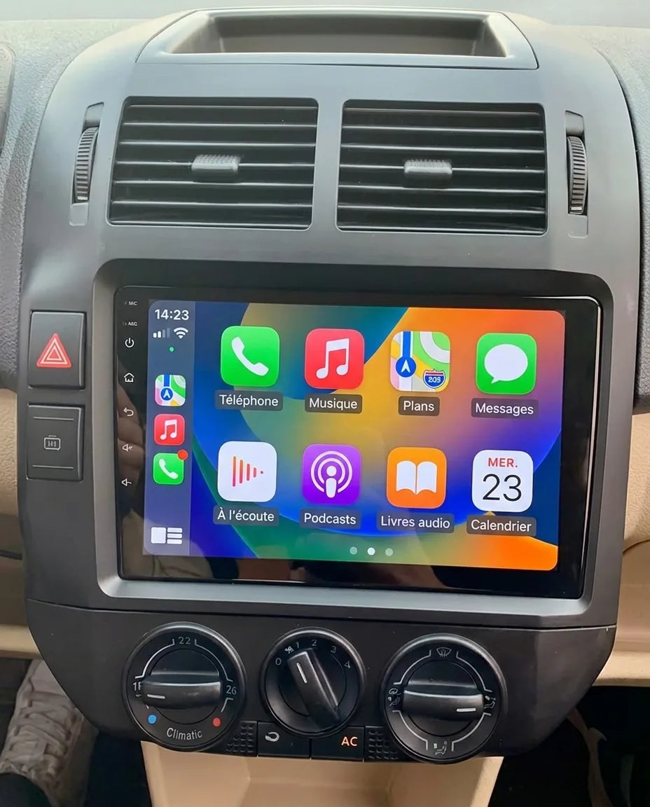 Autoradio CarPlay 9 pouces installé dans une Volkswagen Polo 4 (9N), au-dessus de la climatisation, Apple CarPlay en français