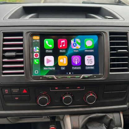 Autoradio CarPlay 9 pouces installé entre les aérateurs d'un Volkswagen Transporter, au-dessus des commandes de climatisation